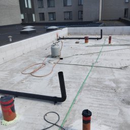 Fragment odprowadzenia wody deszczowej z dachu budynku 