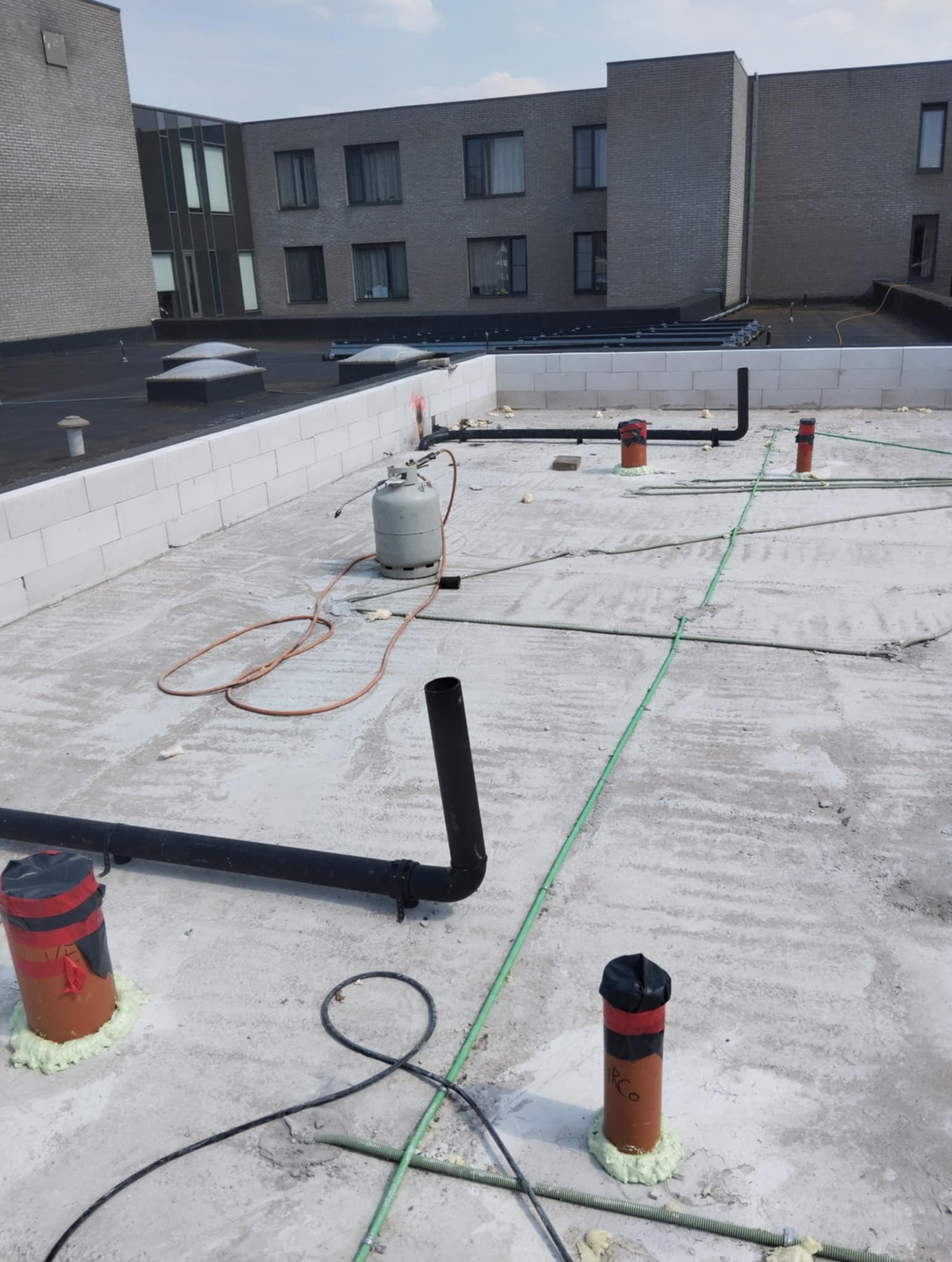 Fragment odprowadzenia wody deszczowej z dachu budynku