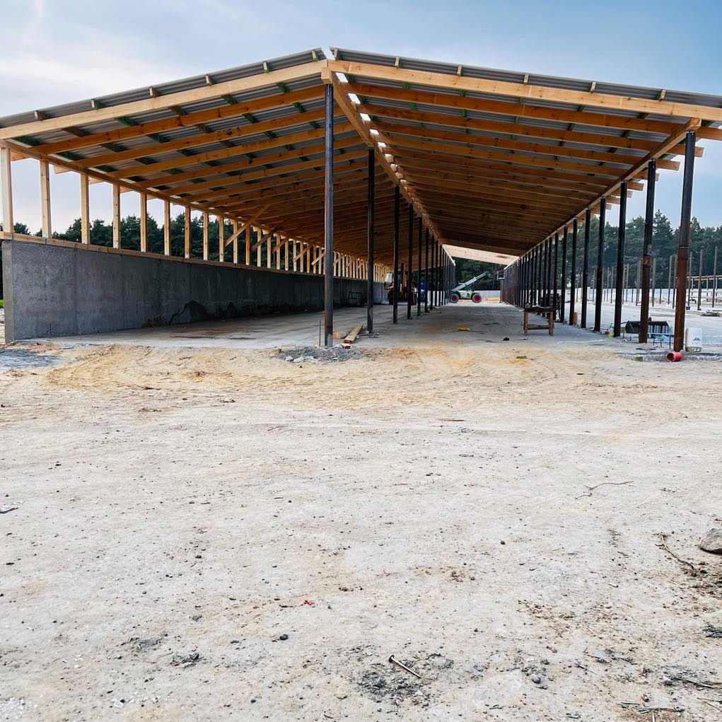 Stawianie słupów konstrukcyjnych , konstrukcja dachowa drewniana