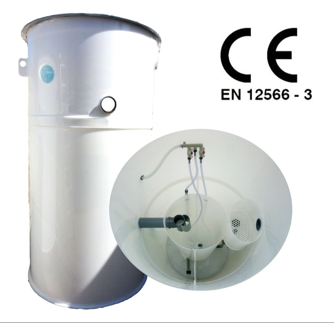 Biały zbiornik oczyszczalni ścieków z widocznym wnętrzem i oznaczeniem CE, prezentowany na białym tle. Widoczne elementy instalacji wewnętrznej.