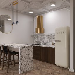 Studio Projektu - Olga Czekalska - Kuchenne wnętrze w klasycznym stylu: marmurowy blat baru, eleganckie krzesła, złota armatura i okrągłe lustro. Całość dopełnia kremowa lodówka SMEG.