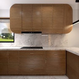 Studio Projektu - Olga Czekalska - Nowoczesna kuchnia z drewnianymi szafkami i blatem z wzorem marmuru. Widok na zieleń przez okno z żaluzjami. Minimalistyczna lampa wisząca.