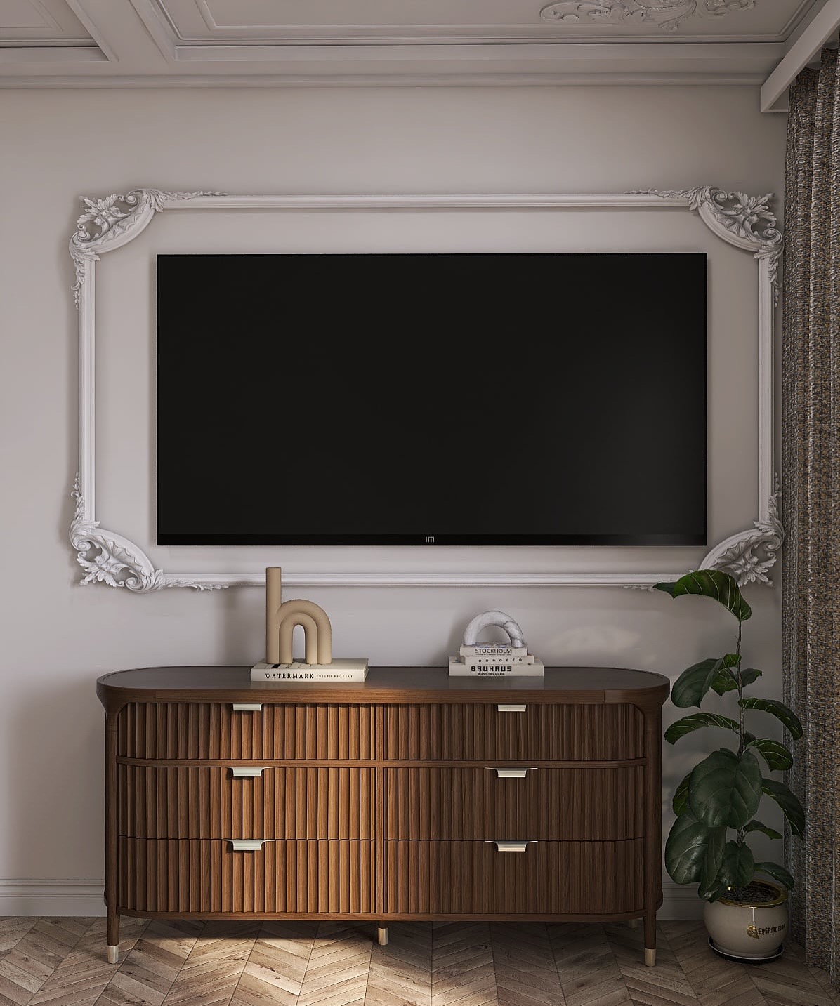 Elegancki salon: telewizor w ozdobnej ramie nad komodą z dekoracjami i rośliną doniczkową. Parkiet w jodełkę i zasłona w tle dopełniają aranżację.