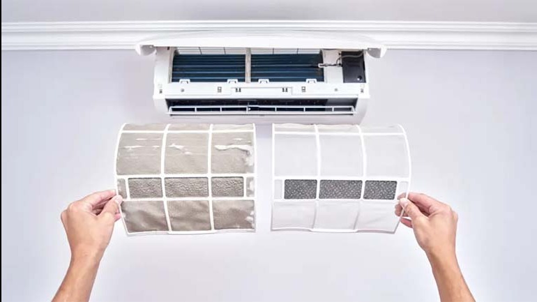 Czyszczenie klimatyzacji: porównanie brudnego i czystego filtra na tle białej ściany, z widocznym urządzeniem klimatyzacyjnym na górze.