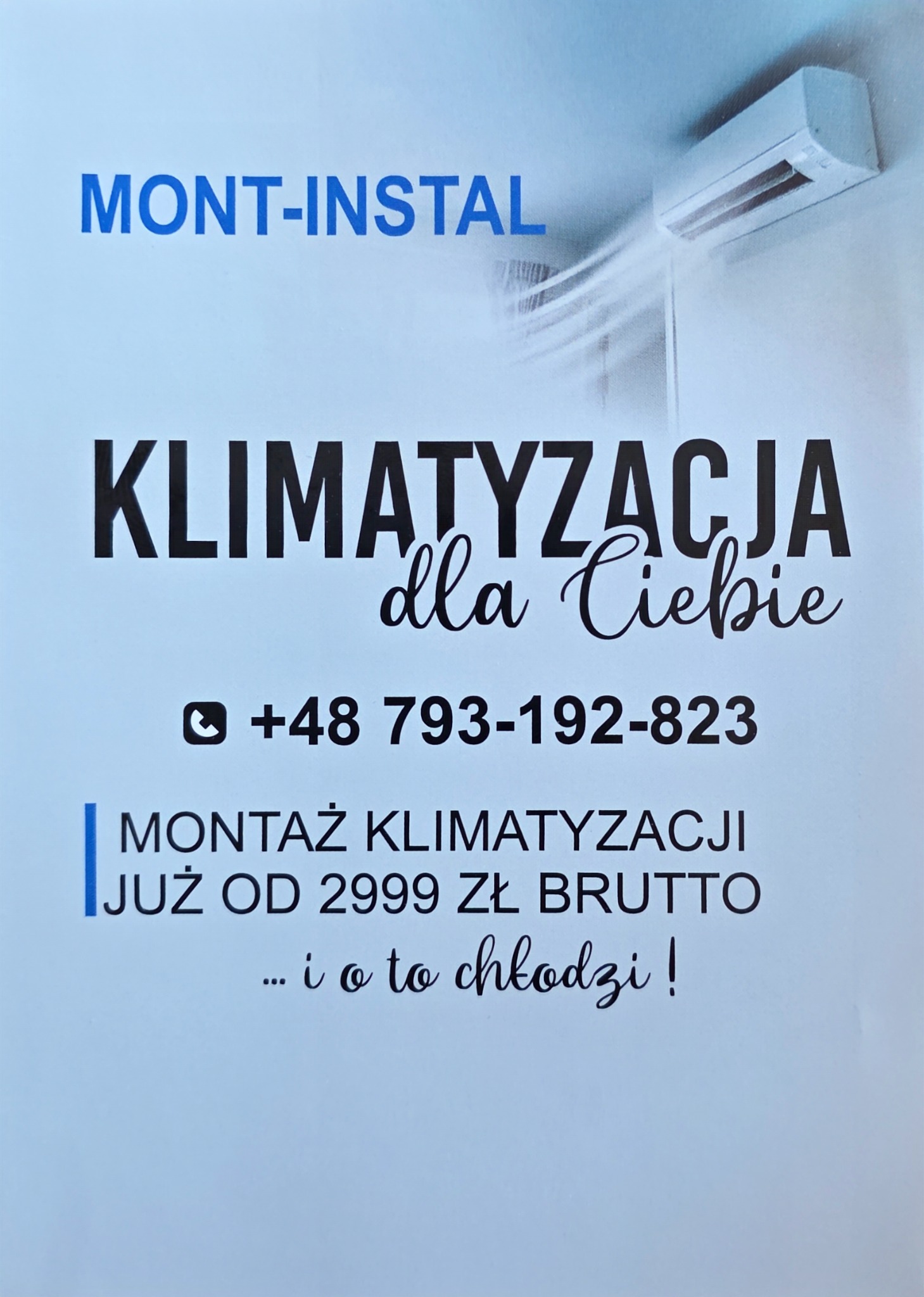 Plakat reklamowy firmy MONT-INSTAL oferującej montaż klimatyzacji. Widoczny klimatyzator na ścianie, numer telefonu i hasło: '...i o to chodzi!'