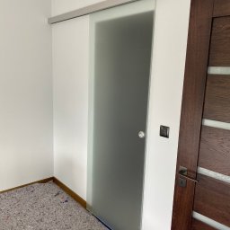 SZKLANE DRZWI PRZSUWNE 