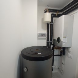 INERGY TECH Michał Pyła - pomieszczenie gospodarcze z pompą ciepła Hisense - Hitach 6 kW