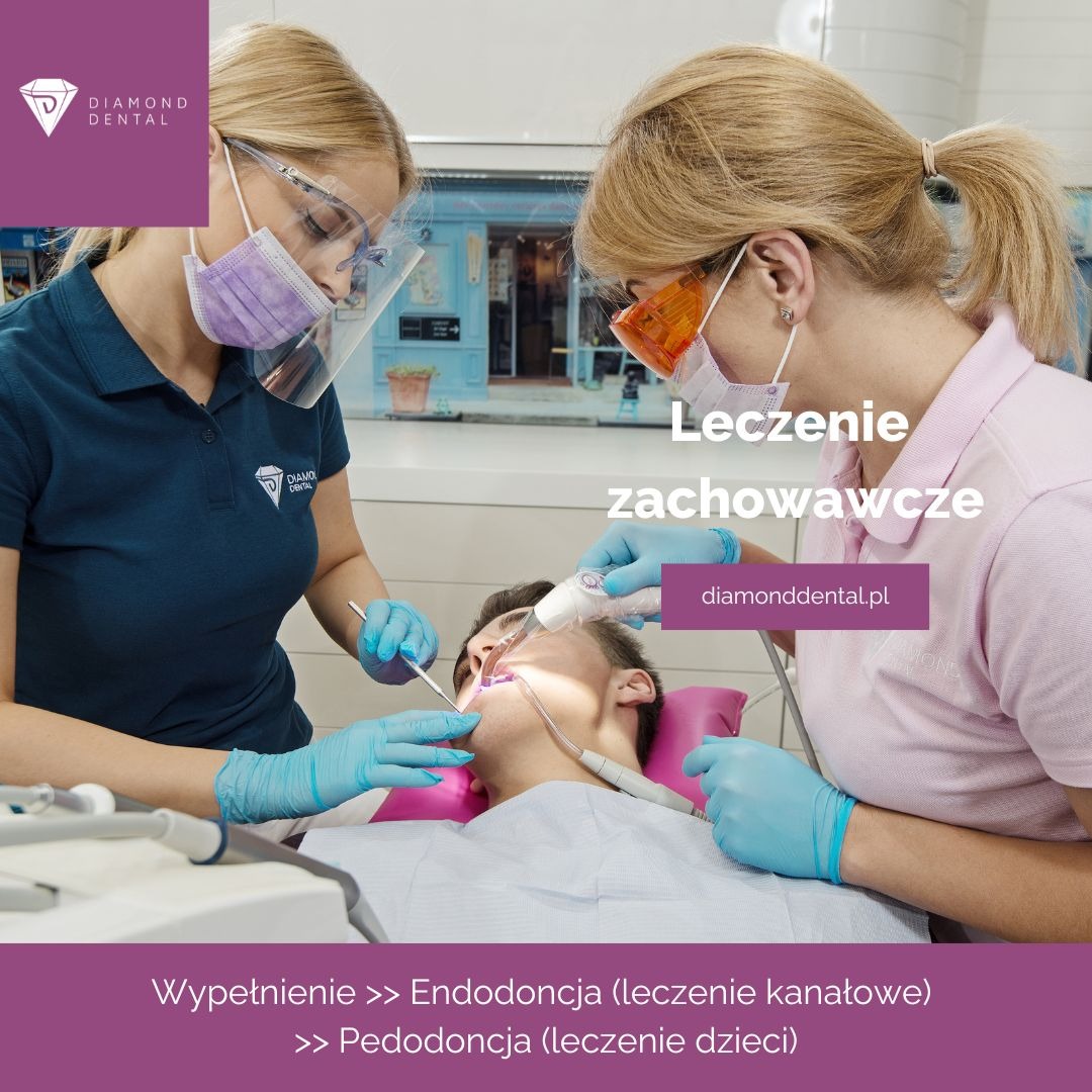 Stomatolog przeprowadza zabieg leczenia zachowawczego pacjenta. Asystentka pomaga. Widoczny sprzęt dentystyczny i logo Diamond Dental.