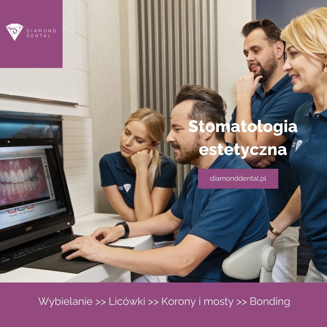 Zespół stomatologiczny analizuje zdjęcie rentgenowskie zębów na monitorze. Ujęcie z perspektywy pacjenta, widoczny fragment unitu.