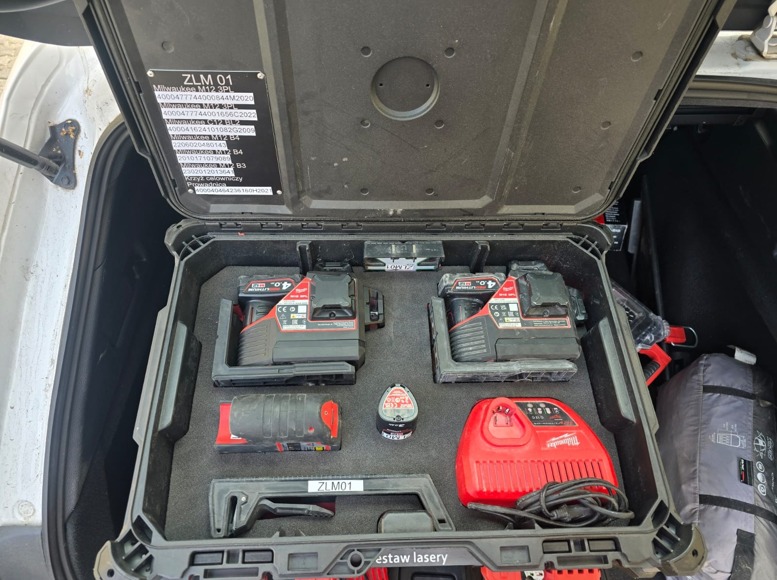 Wsad do walizki MILWAUKEE PACKOUT wykonany z pianki XPE na zamówienie klienta