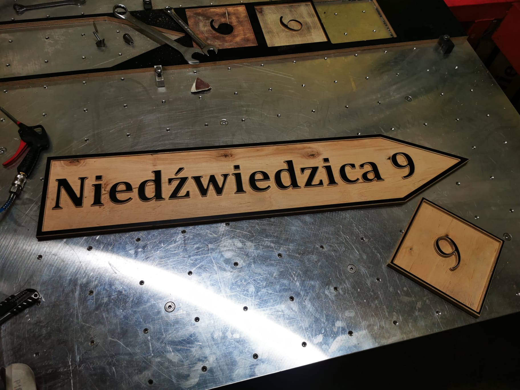 Znak drewniany 3D na posesję oraz tabliczka z numerem budynku