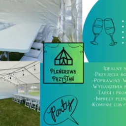Biały namiot plenerowy z wyposażeniem: stoły, krzesła, oświetlenie girlandami. Idealny na przyjęcia rodzinne, wesela, imprezy firmowe, targi.