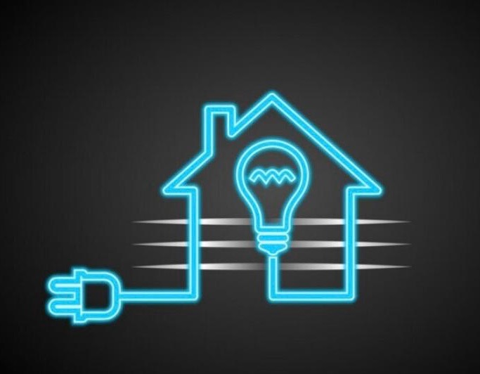Niebieski neonowy schemat domu z żarówką i wtyczką na ciemnym tle, symbolizujący elektrykę domową i instalacje.