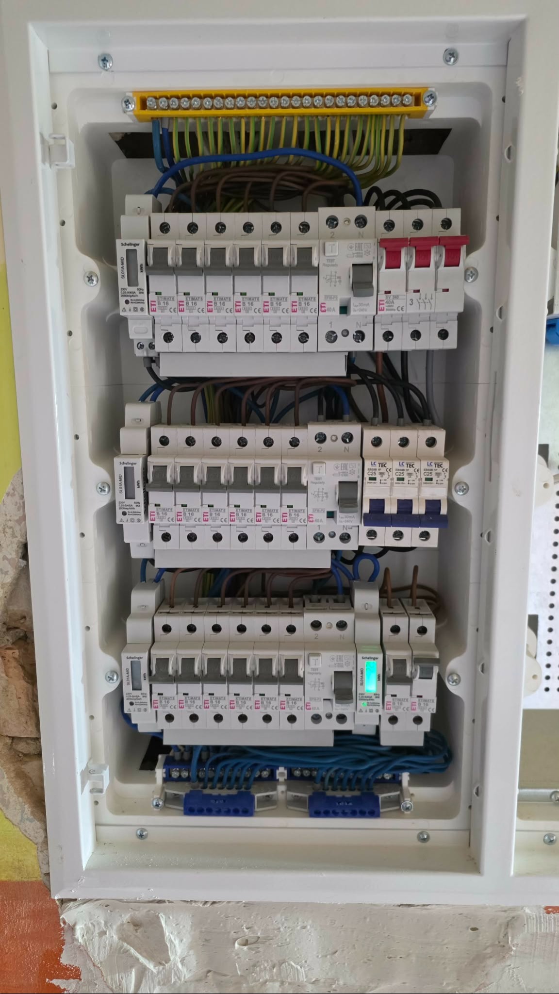 Kompleksowe rozłożenie instalacji elektrycznej w mieszkaniach i nie tylko