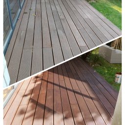 Renesans drewna - Zdjęcie tarasu drewnianego przed i po renowacji. Górna część szara, dolna w ciepłym odcieniu brązu, z widocznym cieniem drzewa. W tle zieleń trawy i krzewów.