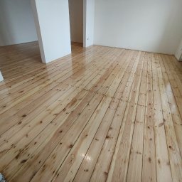 Sosnowa podłoga w kamienicy po cyklinowaniu 