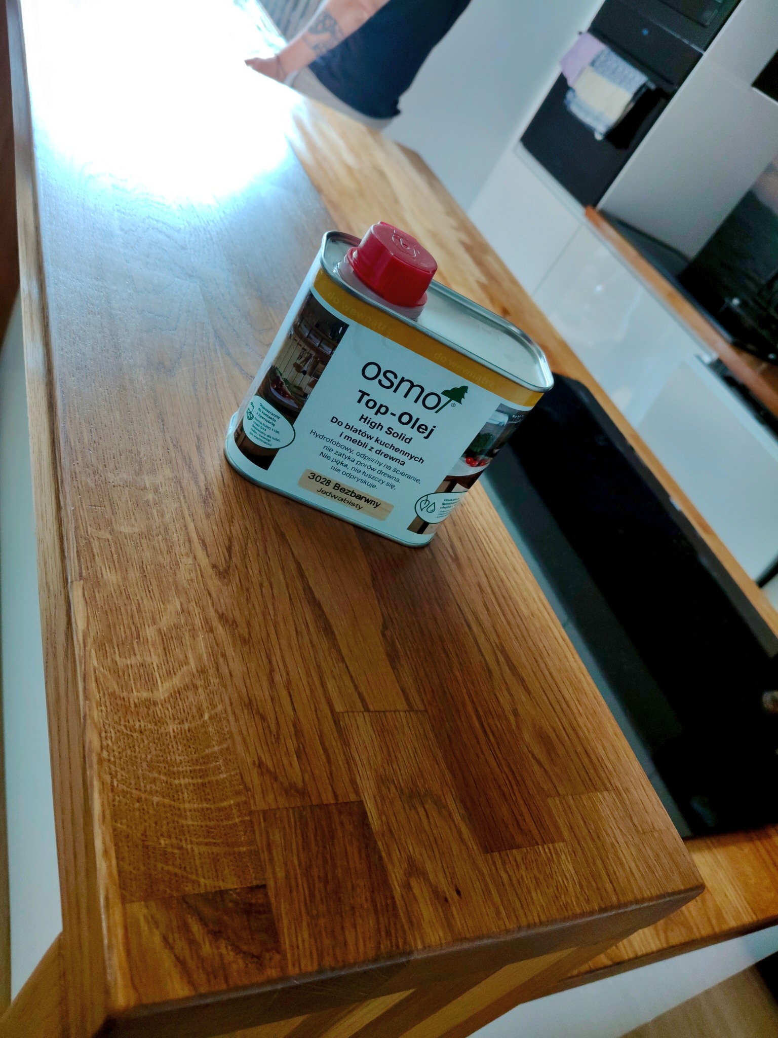 Olej do blatów Osmo na drewnianym blacie kuchennym. Produkt do impregnacji drewna, bezbarwny, jedwabisty. Widoczny fragment blatu po olejowaniu.