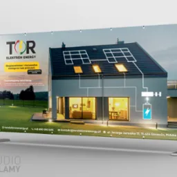 Baner reklamowy firmy TOR Elektron Energy, prezentujący dom z panelami słonecznymi i schematem instalacji elektrycznej z adresem w Szczecinie.