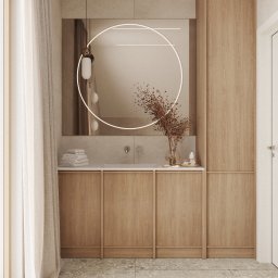 Aleksandra Ciesielska Architektura - Jasna łazienka w stylu minimalistycznym z drewnianą zabudową, okrągłym lustrem z podświetleniem LED i beżowymi płytkami. Widoczna zasłona i dekoracyjne suszone kwiaty.