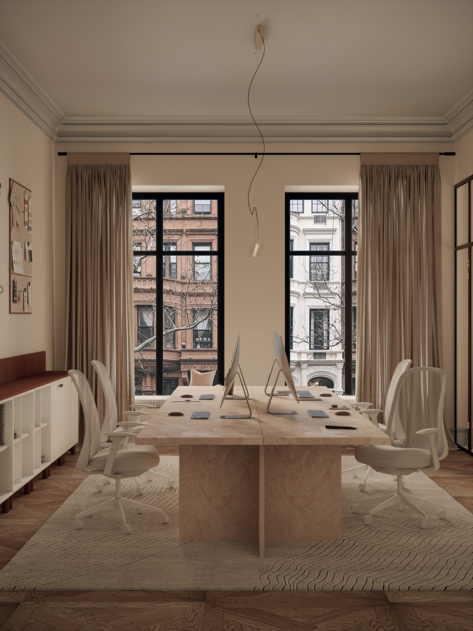 Nowoczesne biuro w Lubaniu: Długi stół z beżowego kamienia, białe krzesła obrotowe, dwa okna z widokiem na kamienice, beżowe zasłony i dywan w tym samym odcieniu.