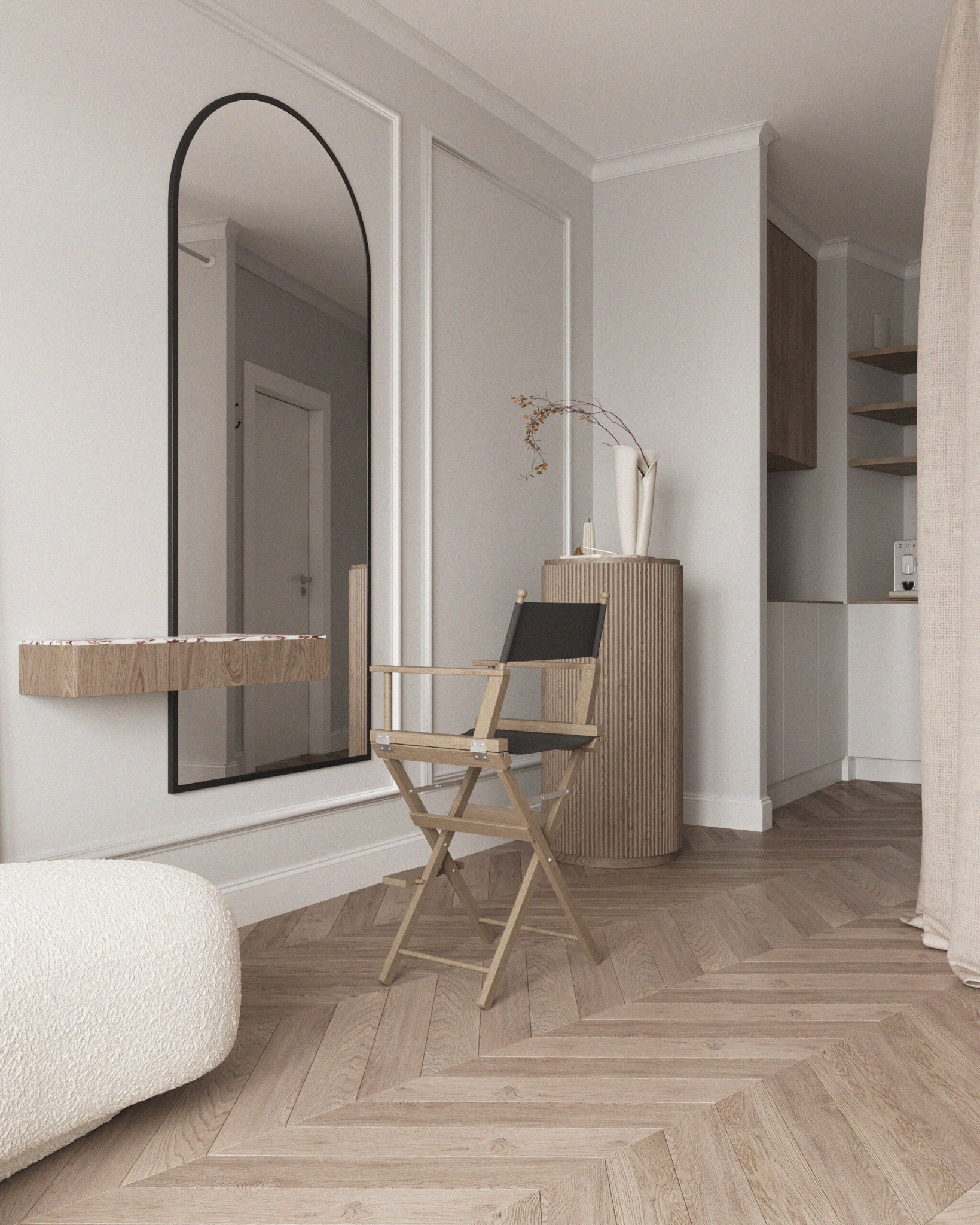 Neutralne wnętrze z parkietem w jodełkę, czarnym lustrem w łukowej ramie i drewnianym krzesłem reżyserskim. Minimalistyczny design i spokojna kolorystyka.