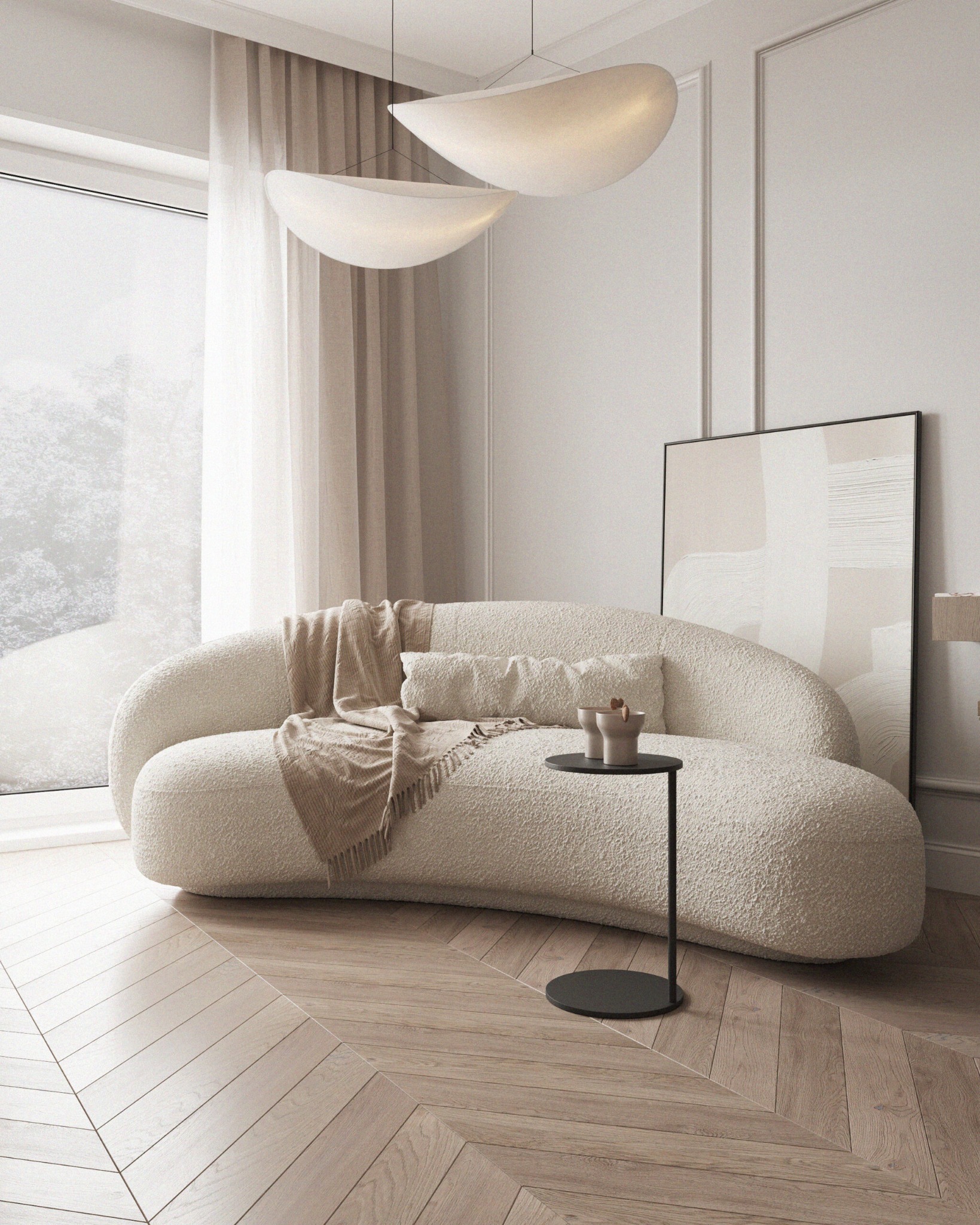 Neutralna aranżacja wnętrza: sofa boucle z poduszkami i pledem, stolik z dekoracjami, parkiet w jodełkę, lampy wiszące i obraz w ramie. Stonowana kolorystyka, minimalistyczny styl.