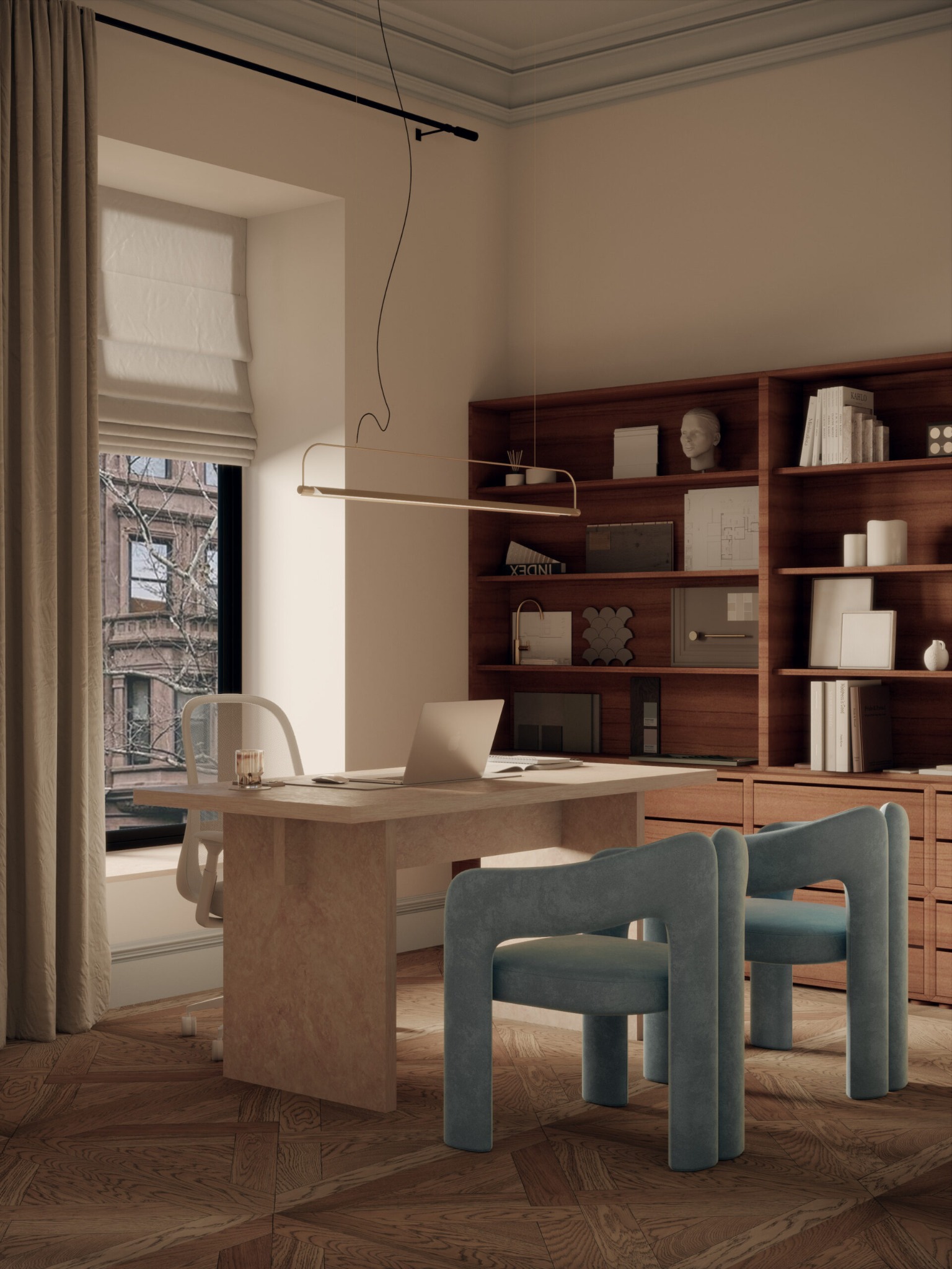 Nowoczesne biuro: beżowe biurko z laptopem, jasne krzesło i dwa szare krzesła na tle drewnianej podłogi i regału. Za oknem widok na budynek.