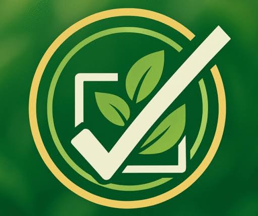 Ikona ochrony środowiska: zielone liście w kwadracie z symbolem akceptacji w okręgu na rozmytym zielonym tle. Symbolizuje zgodność z normami ekologicznymi.