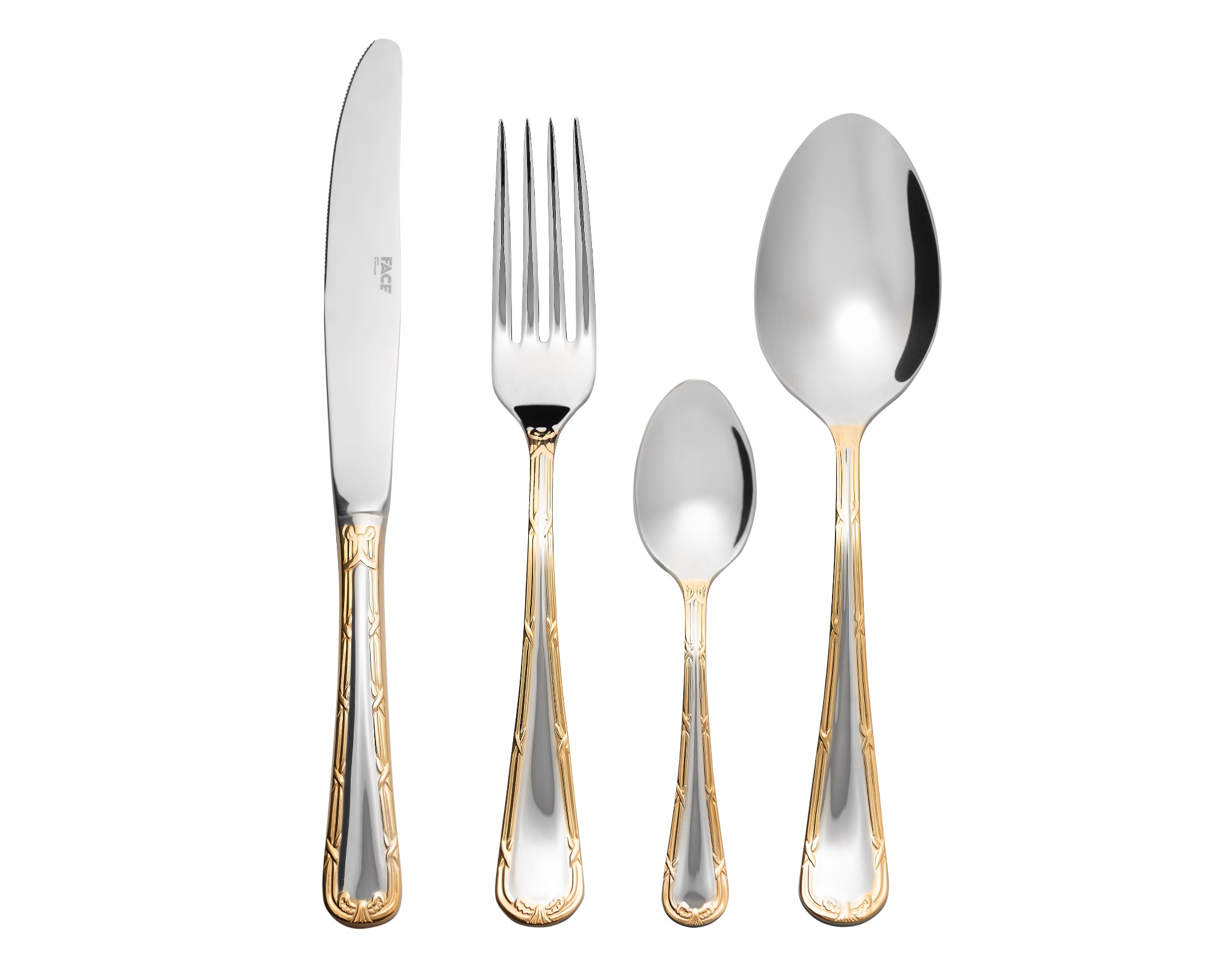 Zestaw sztućców ze stali nierdzewnej z delikatnym, złotym zdobieniem na białym tle. Nóż, widelec, łyżka stołowa i łyżeczka ułożone w równym rzędzie.