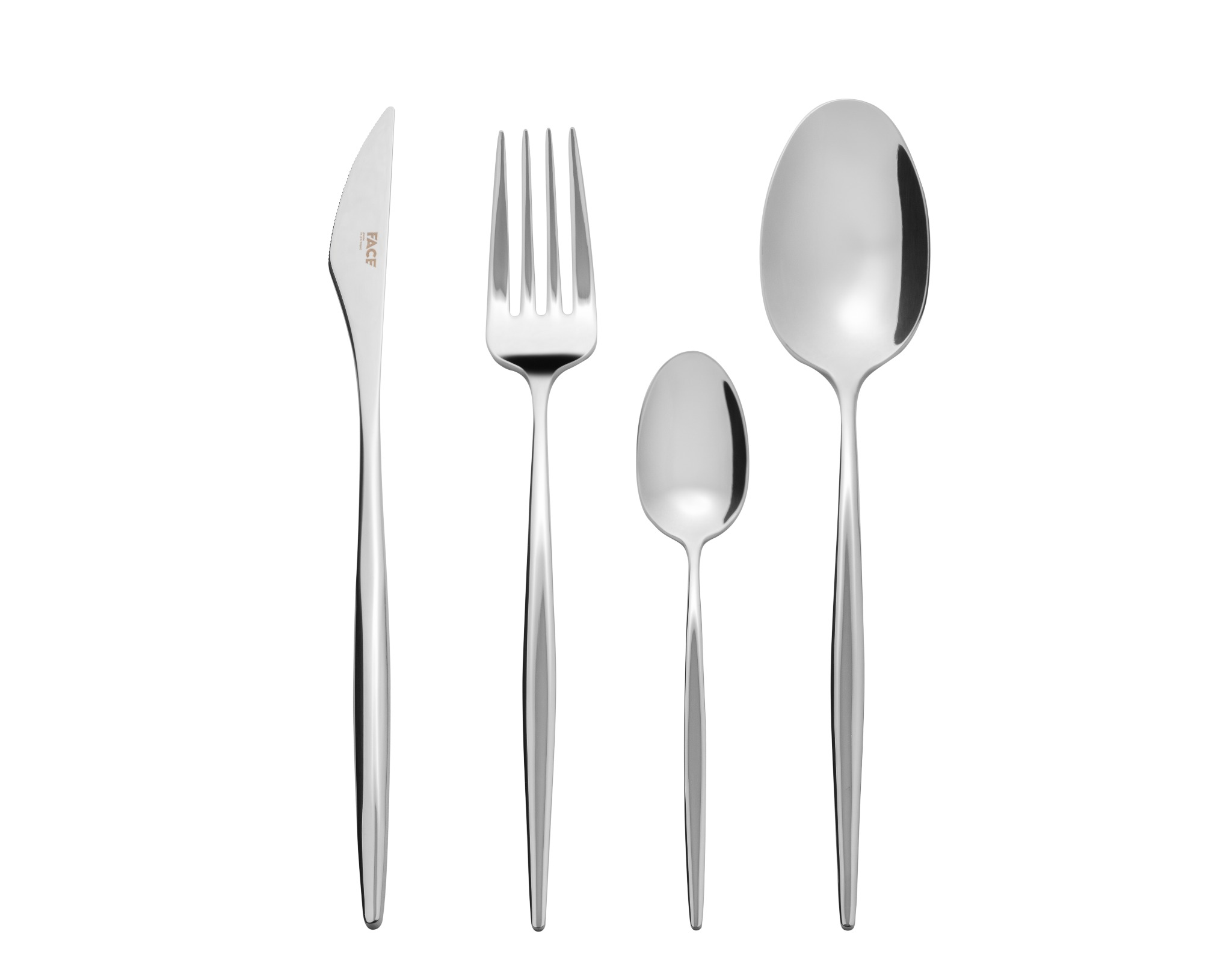Minimalistyczny packshot srebrnych sztućców FACE: nóż, widelec, łyżka stołowa i łyżeczka, ułożonych pionowo na białym tle, z delikatnym odbiciem światła.
