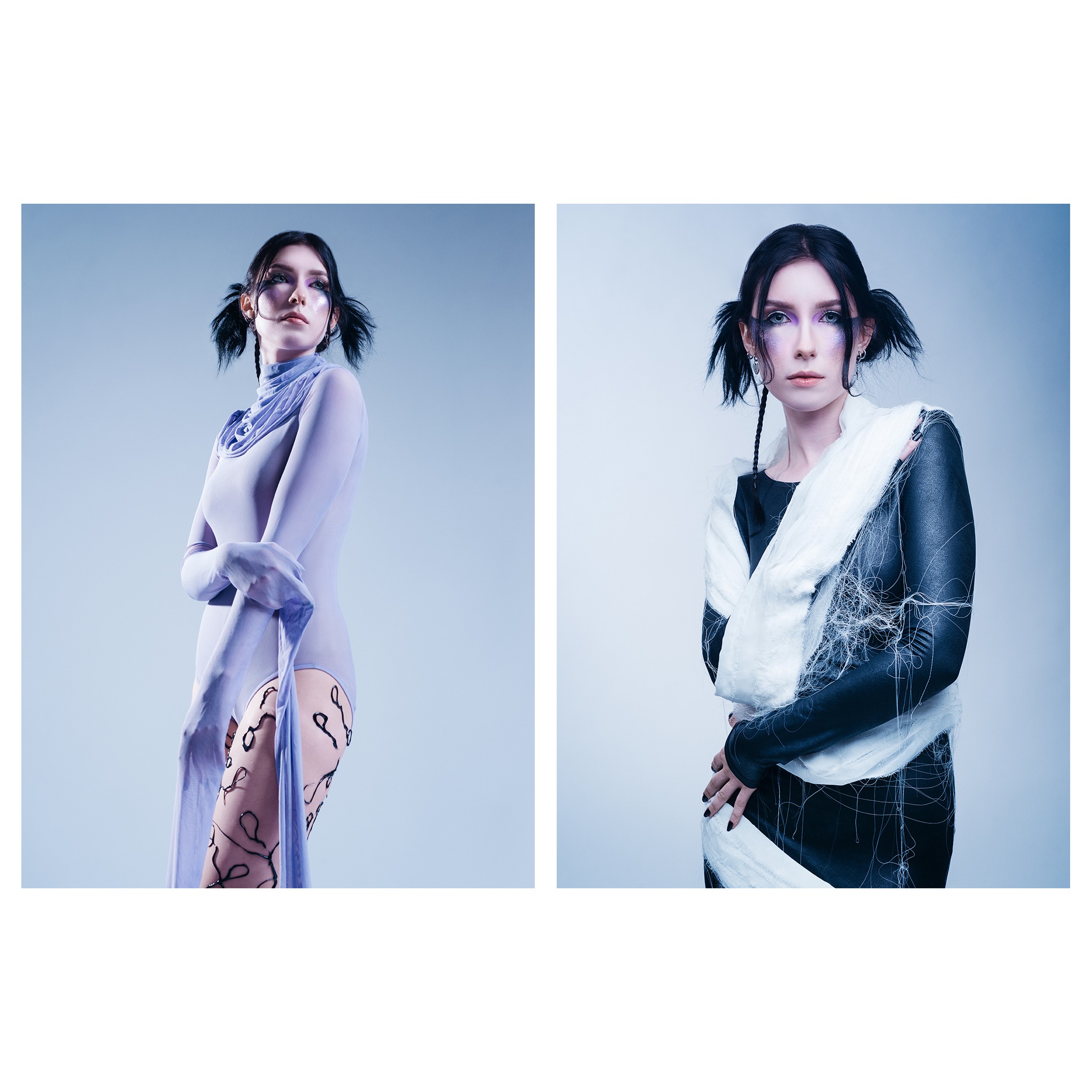 Diptych: Modelka w stylizacjach - po lewej fioletowy kombinezon, po prawej czarno-biały strój z włóknami. Uwagę zwraca makijaż i fryzura w kucyki. Sesja w studiu na jasnym tle.