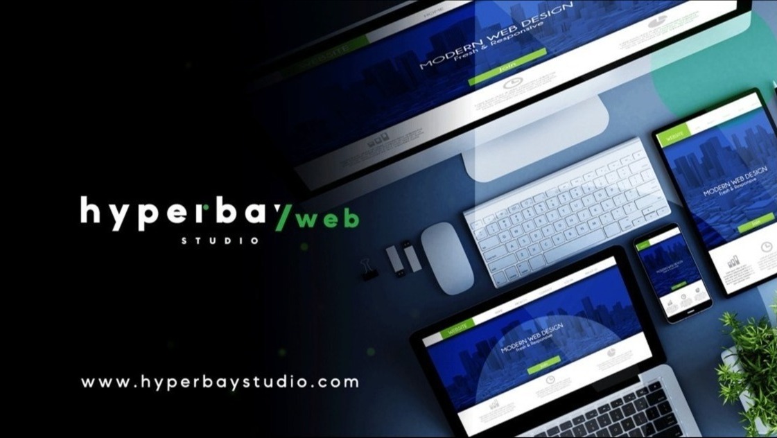 Ekran komputera, laptop, tablet i smartfon prezentują responsywny projekt strony internetowej w nowoczesnym stylu. Widoczne logo firmy Hyperbay Studio.