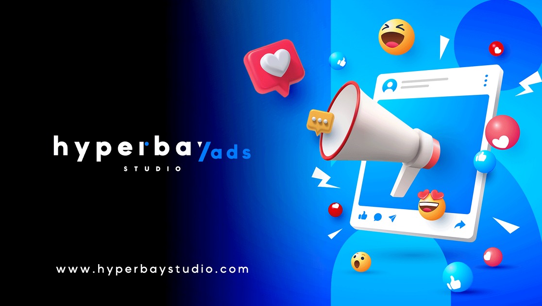 Grafika 3D: Megafon wychodzący z ramki imitującej interfejs mediów społecznościowych, otoczony ikonami serc, polubień i emotikonów na niebieskim tle. Logo firmy po lewej.