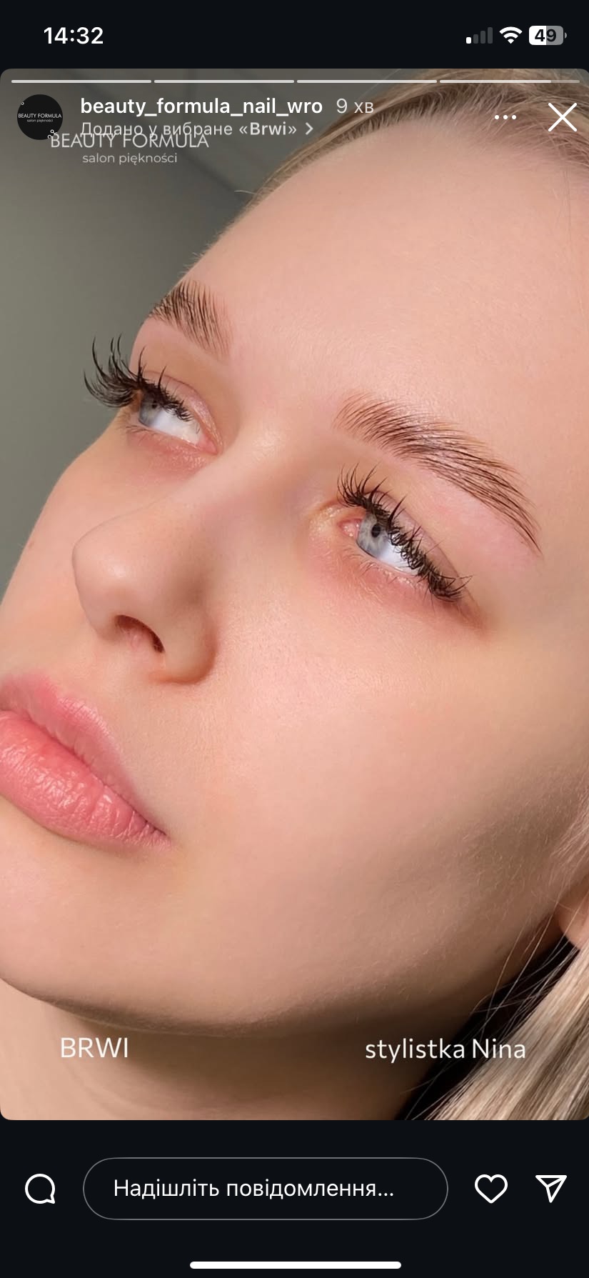 Zbliżenie na twarz kobiety po zabiegu stylizacji brwi i rzęs. Widoczne gładkie, błyszczące brwi i wyraźnie podkreślone rzęsy. Delikatny makijaż.