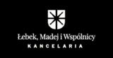 Eleganckie logo kancelarii prawnej 'Łebek, Madej i Wspólnicy' na czarnym tle. Minimalistyczny znak graficzny nad nazwą, napis KANCELARIA poniżej. Kontrast bieli i czerni.