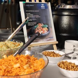 Anna Brembor B&G - Bogaty wybór dań na cateringu w Poznaniu: sałatki, krem pomidorowy, kotlet schabowy i inne. Menu prezentowane na eleganckim stojaku.