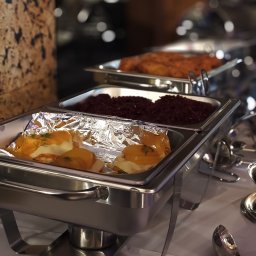 Anna Brembor B&G - Bufet cateringowy z podgrzewaczami: ryba z sosem holenderskim na folii, buraczki i kotlety. Profesjonalny catering na imprezę firmową lub świąteczną.