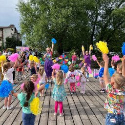 💃✨ Dzieci uwielbiają, gdy mogą tańczyć z kolorowymi wstążkami, chustami, pomponami czy nawet balonami. To nie tylko rozwija ich koordynację ruchową, ale też sprawia, że cały występ staje się bardziej widowiskowy :)