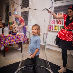 Bańki mydlane to absolutna magia, która zachwyca dzieci i dorosłych! 🌈✨ Ich lekkość, kolorowe refleksy i możliwość tworzenia ogromnych kształtów sprawiają, że każda zabawa staje się wyjątkowa :)