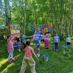 A jeszcze lepsze są gigantyczne bańki, które można zrobić za pomocą specjalnych sznurków i płynów!