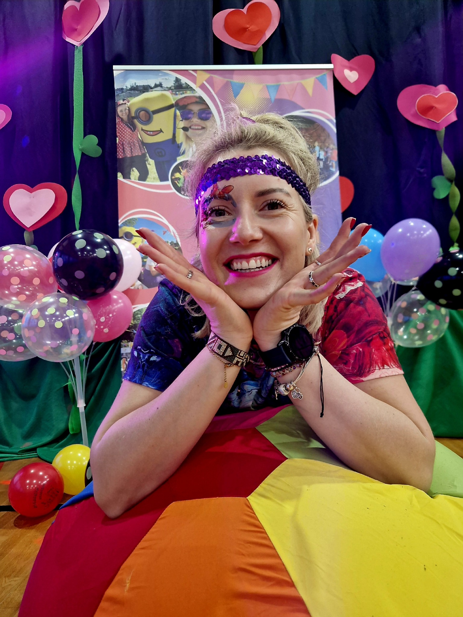 Pełna pozytywnej energii, naturalna w kontaktach i potrafi zarażać uśmiechem:)