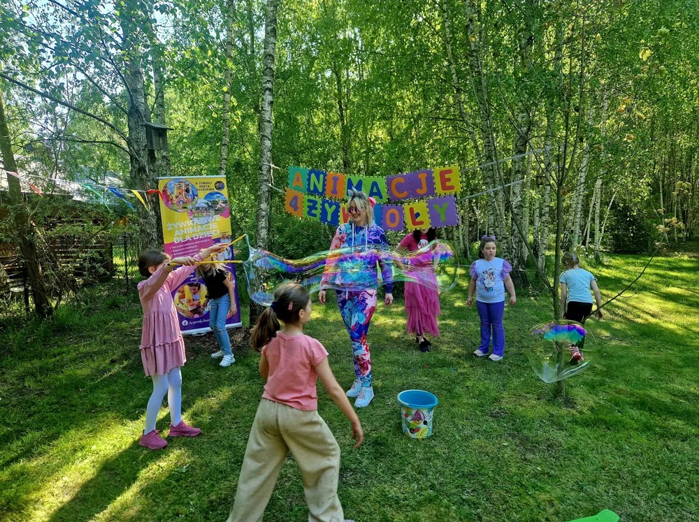 A jeszcze lepsze są gigantyczne bańki, które można zrobić za pomocą specjalnych sznurków i płynów!