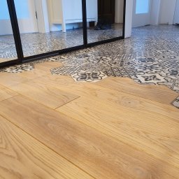 Profesjonalne połączenie podłogi drewnianej i płytek gresowych 