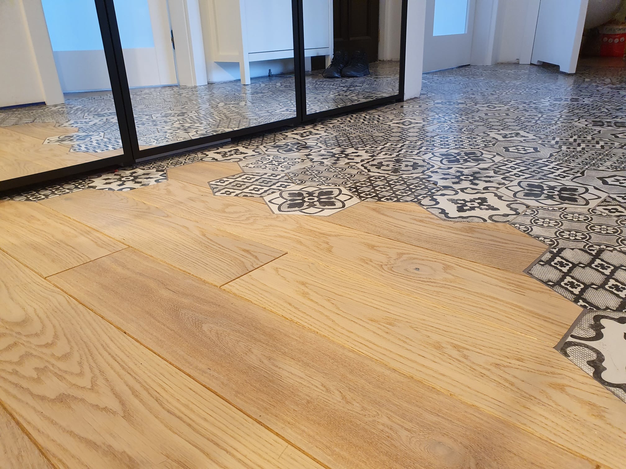 Profesjonalne połączenie podłogi drewnianej i płytek gresowych