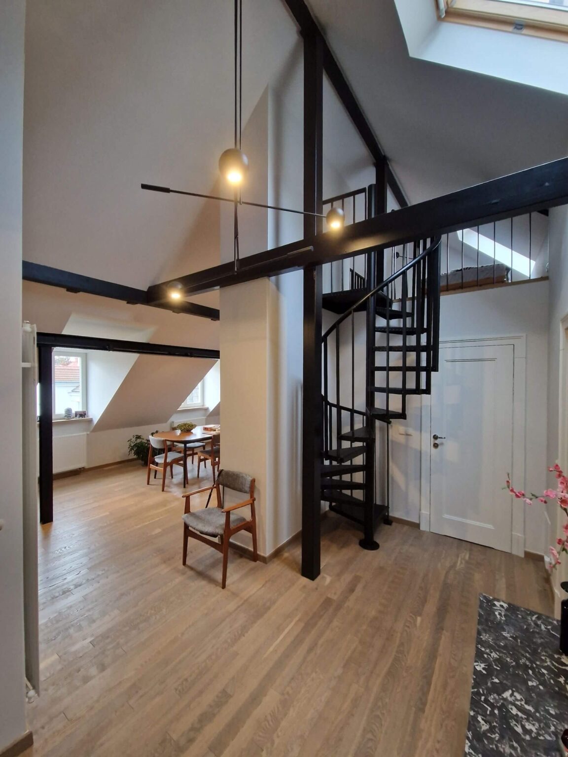 Nowoczesna adaptacja poddasza, styl Loftowy