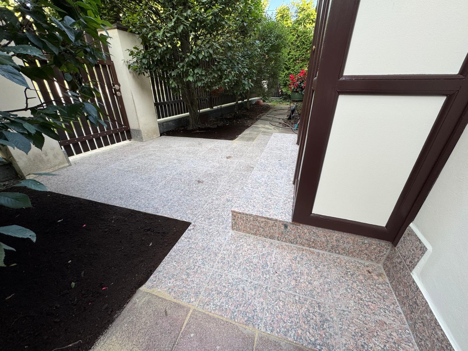 Wejście do domu z płyt kamiennych