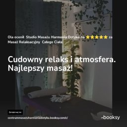 Studio Masażu Harmonia Dotyku - Klimatyczne wnętrze studia z leżanką, ręcznikiem i roślinami. Widoczny fragment opinii klienta o relaksacyjnym zabiegu, z oceną na pięć gwiazdek.