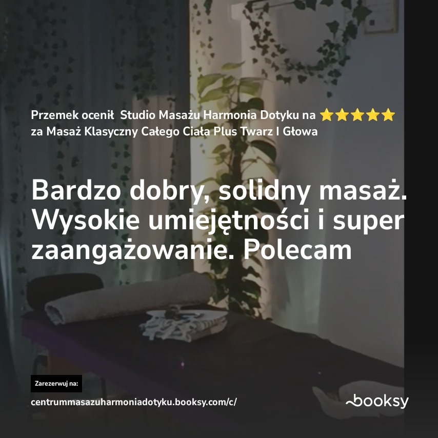 Stół do zabiegów z ręcznikiem i akcesoriami, na tle roślin i oceny klienta. Promocja studia dotyku.