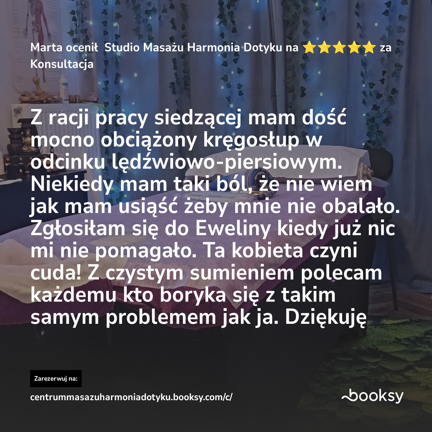 Opinia klientki studia masażu 'Harmonia Dotyku' z tekstem o ulgach po zabiegach, ocena 5 gwiazdek i link do rezerwacji online. Dekoracyjne oświetlenie w tle.
