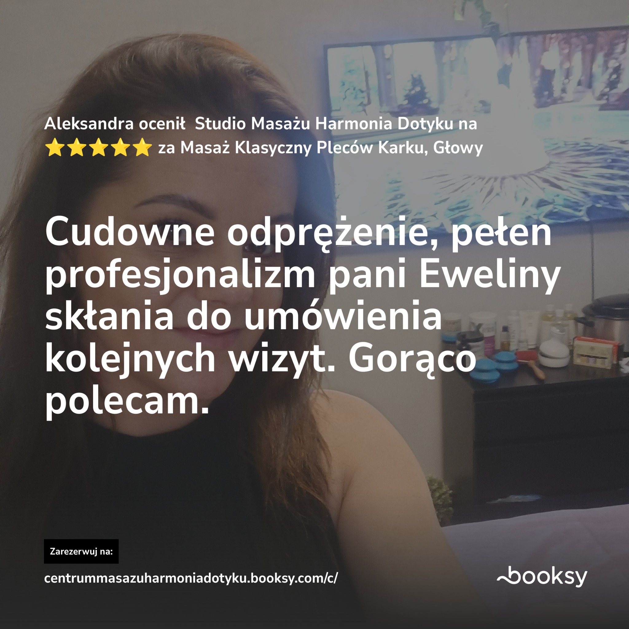Opinia klientki Aleksandry o Studio Masażu Harmonia Dotyku, polecającej masaż klasyczny pleców, karku i głowy. Tekst rekomendacji na tle gabinetu.